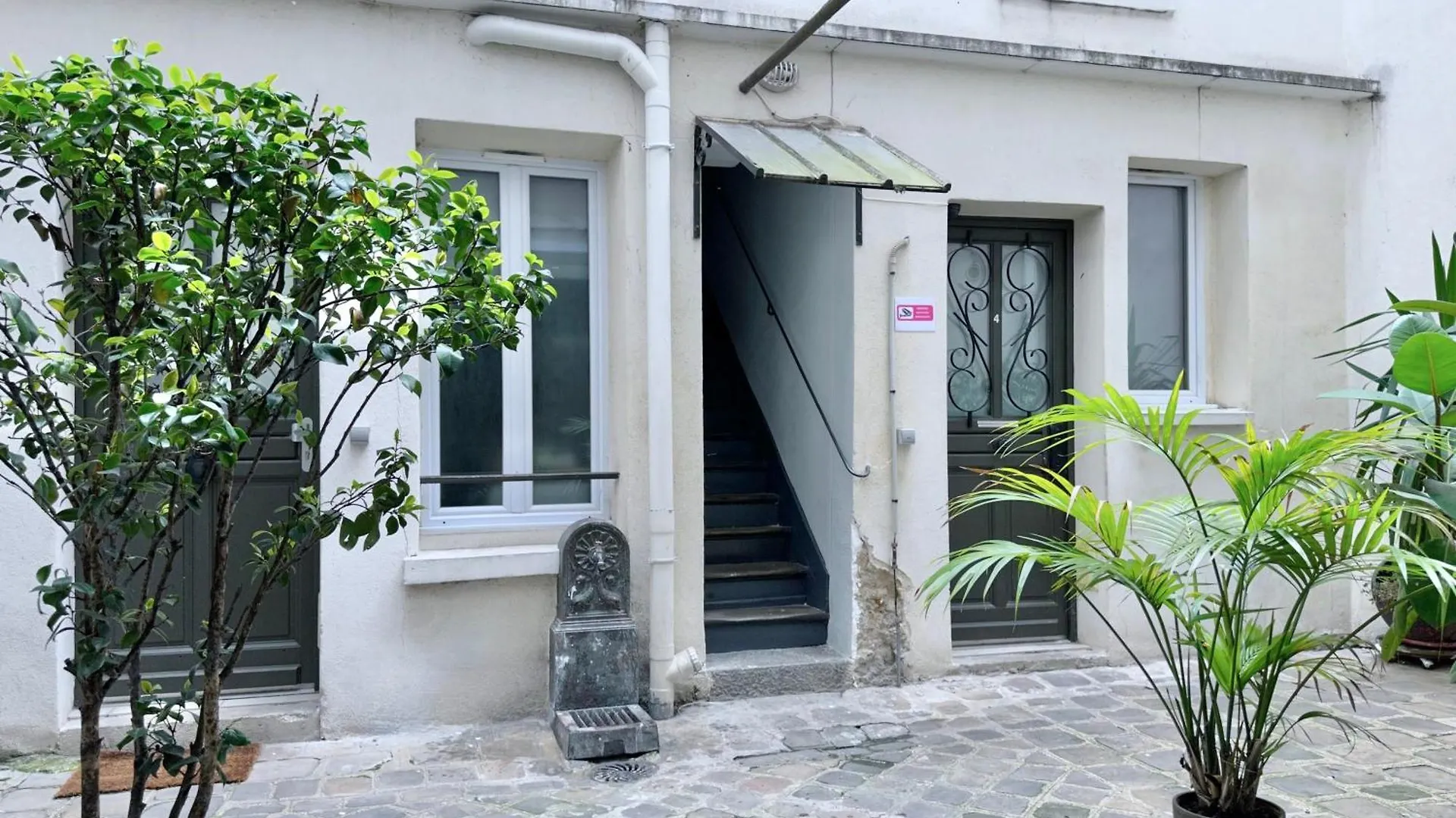 831C Friendly Property In Paris Apartment 0*,  France